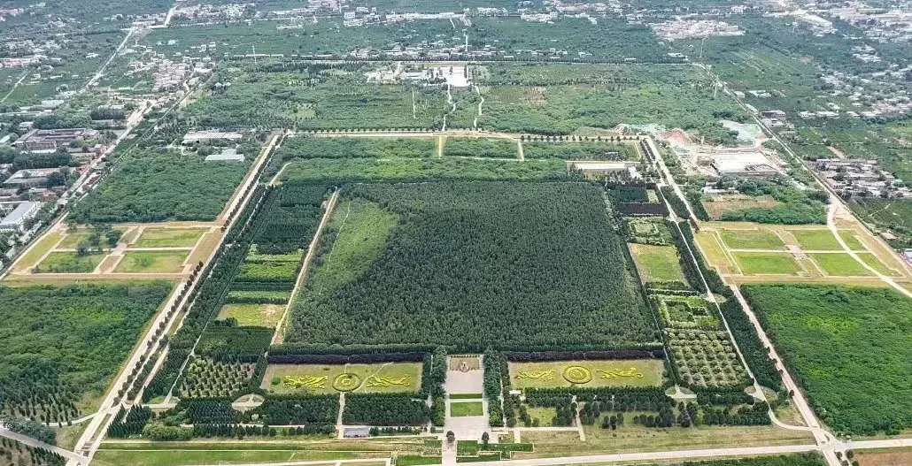 秦始皇陵封土堆上的青草與天光