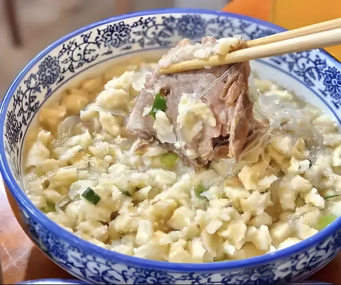 羊肉泡饃(ヤンロウパオモー):西安の誇り、自分でちぎって味わう一杯